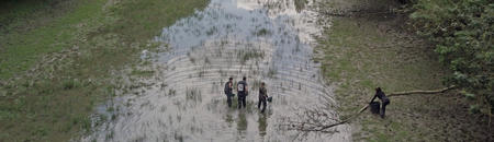 pêcheurs dans un cours d'eau